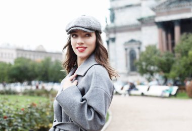 Şehirde sonbahar tatil yürüyüş şapka ile moda kadın modeli açık fotoğraf