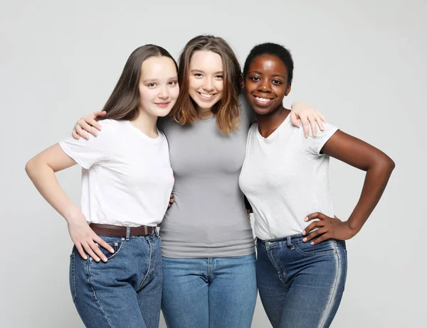 Närbild porträtt av charmiga multiracial flickor — Stockfoto