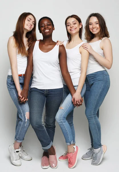 Група з чотирьох дівчат друзів різних національностей — стокове фото