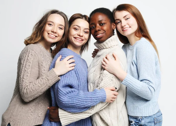 Gruppo di quattro ragazze amiche di diverse nazionalità — Foto Stock