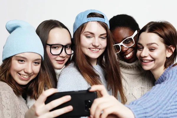 Cinq différentes filles de la nation habillées en tenue décontractée font selfie — Photo