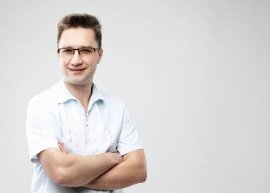 yakışıklı neşeli genç diş hekimi 