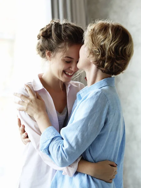 Estilo de vida y el concepto de la gente Hermosa mamá mayor y su hija adulta están abrazando, mirando a la cámara y sonriendo . —  Fotos de Stock