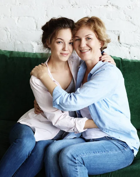 Estilo de vida y el concepto de la gente Hermosa mamá mayor y su hija adulta están abrazando, mirando a la cámara y sonriendo . —  Fotos de Stock