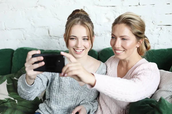 Ibu dan putrinya membuat selfie menggunakan telepon pintar — Stok Foto