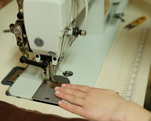 Close-up op jonge vrouw naaien lederen handtas — Stockfoto