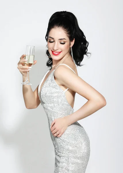 Yaşam tarzı ve insan kavramı: akşam makyaj ı ile bir kokteyl elbisesi içinde güzel kız şampanya bir bardak tutan — Stok fotoğraf