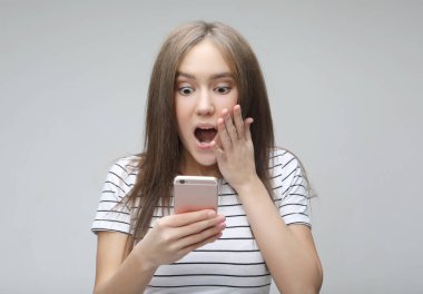  mutlu heyecanlı kadın metin mesajı almak için memnun, cep telefonu bakıyor