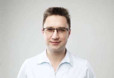 yakışıklı neşeli genç diş hekimi 