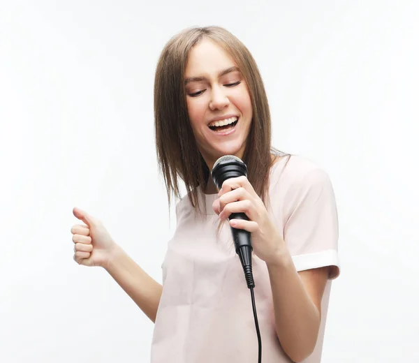 Hermosa mujer elegante cantando karaoke —  Fotos de Stock