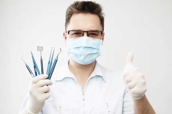 Dentista con herramientas de odontología aislado —  Fotos de Stock