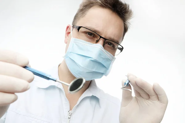 Dentista con herramientas de odontología aislado —  Fotos de Stock