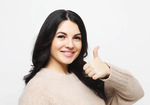 Feliz joven caucásica hembra haciendo el pulgar hacia arriba signo y sonriendo alegremente, mostrando su apoyo y respeto a alguien. —  Fotos de Stock