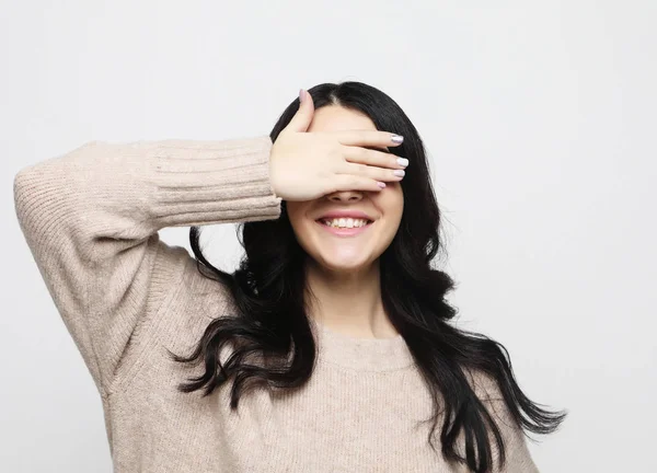 Mujer cubriendo sus ojos aislados sobre fondo blanco — Foto de Stock