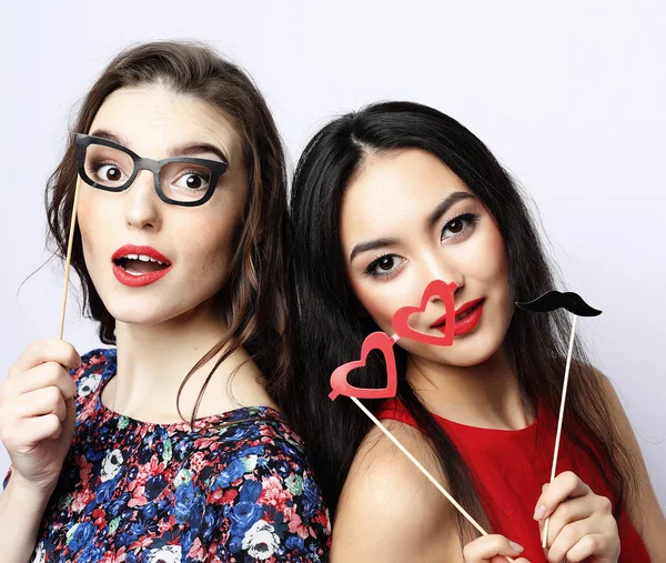 Livsstil, Emotion och människor Concept: två flickor bästa vänner redo för fest — Stockfoto