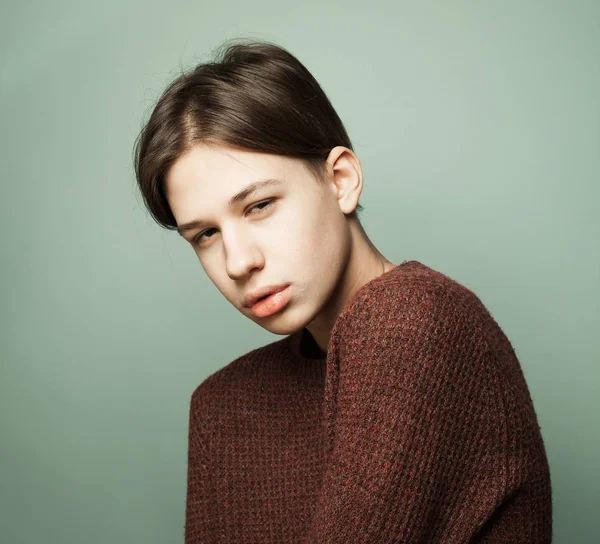 Estilo de vida y el concepto de la gente - Retrato de adolescente grave — Foto de Stock