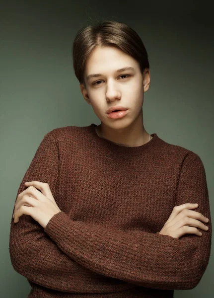 Estilo de vida e conceito de pessoas - Retrato de menino adolescente sério — Fotografia de Stock