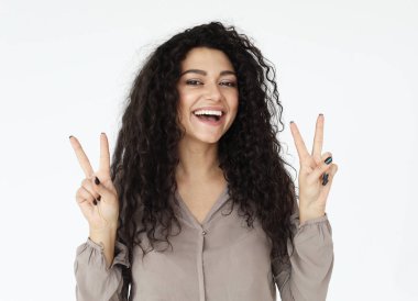 yaşam tarzı, duygu ve insan kavramı: beyaz arka plan üzerinde sürpriz genç rahat kız