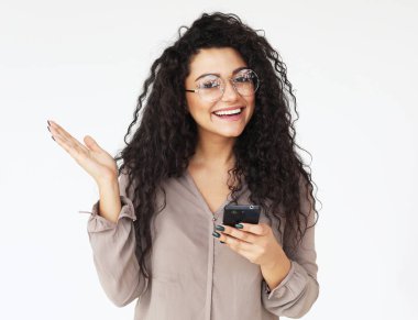 yaşam tarzı ve insan kavramı - genç Afrikalı kadın modern cep telefonu tutar