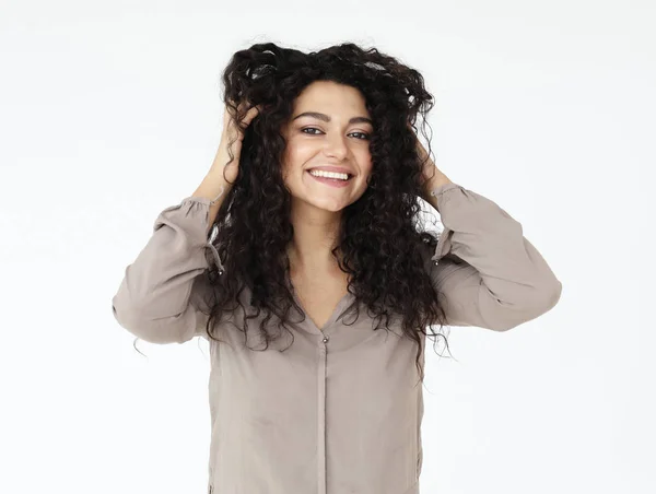 Estilo de vida, emoção e conceito de pessoas: surpreendido jovem casual menina sobre fundo branco — Fotografia de Stock