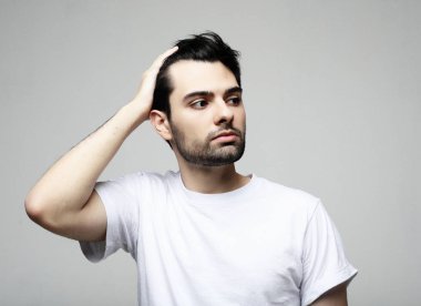 yaşam tarzı, moda ve insan kavramı: yakışıklı adam, moda modeli beyaz arka planda poz