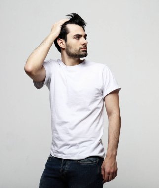 yaşam tarzı, moda ve insan kavramı: yakışıklı adam, moda modeli beyaz arka planda poz
