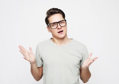 yaşam tarzı, duygu ve insan kavramı-genç bir adamın portre yüz ifadesi şaşırdı