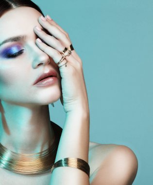 güzel moda model renk ışık giyen şık mücevher