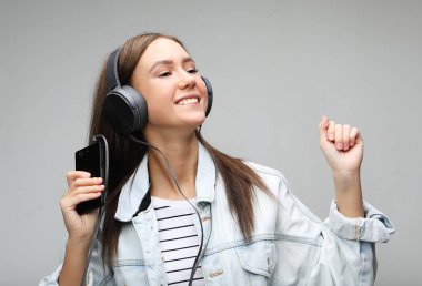 Güzel genç kadın müzik kulaklık ile smartphone 