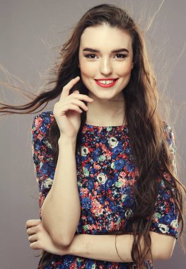 neşeli ifade ile pozitif kadın modeli, rahat giysiler giymiş, gri arka plan üzerinde