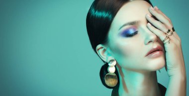 güzel moda model renk ışık giyen şık mücevher