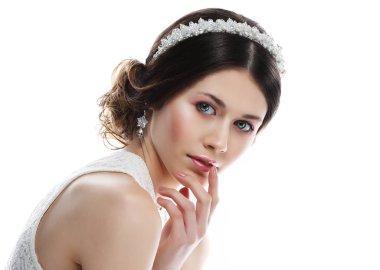 Saçlarında muhteşem diyademiyle çok güzel bir gelin.