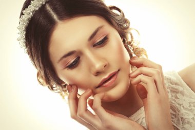 Saçlarında muhteşem diyademiyle çok güzel bir gelin.