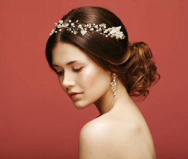   Gelin makyajı ve saç stili olan güzel bir model.