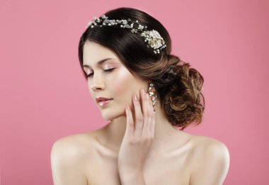 Kadın eli küpeli, küpeleri alıyor, küpe takıyor..