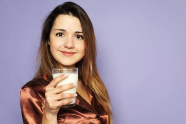 yaşam tarzı ve insan kavramı: güzel kız pijama süt içme giymiş