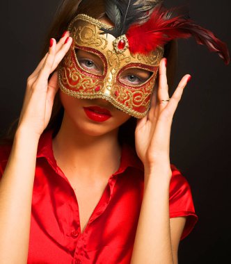 kırmızı soğuk karnaval maskesi giyen çekici güzel genç kadın