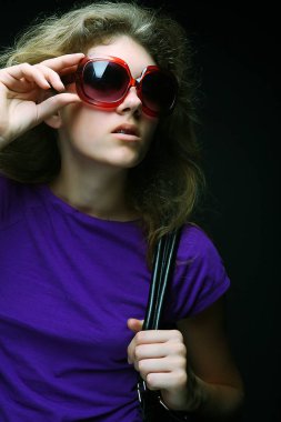 kadın moda güneş gözlüğü ve el çantası 