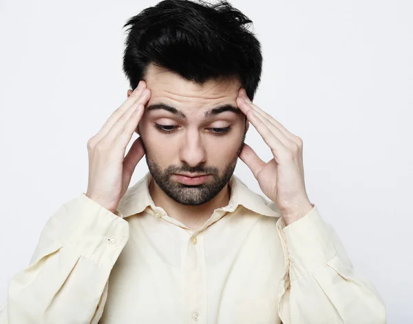 Estilo de vida, la salud y el concepto de la gente - Hombre joven guapo que sufre de dolor de cabeza, de cerca — Foto de Stock