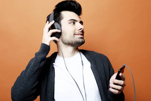 Lifestyle, technologie en People concept: Happy Young Man glimlachend luisteren naar muziek in een koptelefoon. — Stockfoto