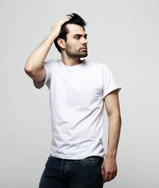 Livsstil, mode och människor koncept: stilig man, mode modell poserar över vit bakgrund — Stockfoto
