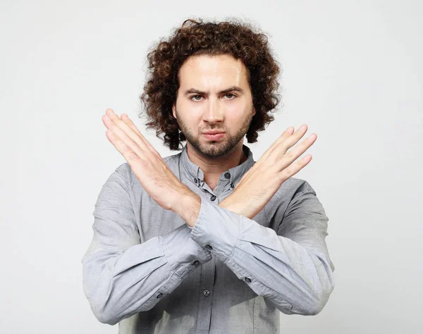 Concepto de emoción y gente: Hombre haciendo un gesto de tiempo fuera sobre fondo blanco — Foto de Stock