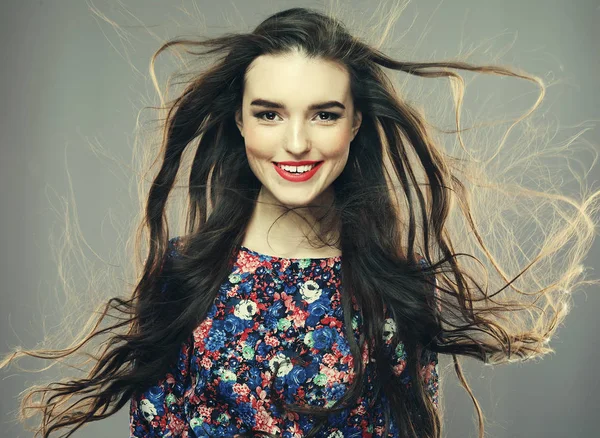 Estilo de vida, emoción y concepto de la gente: Hermosa chica feliz con el pelo ondulado largo —  Fotos de Stock