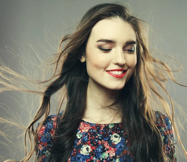 yaşam tarzı, duygu ve insan kavramı: uzun dalgalı saç ile güzel mutlu kız