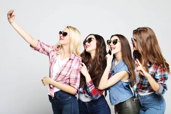 Szczęśliwy nastolatek dziewczyny z smartphone biorąc selfie — Zdjęcie stockowe
