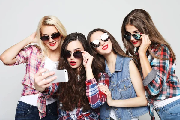 Four happy teenage girls with smartphone taking selfie — Stock Photo, Image