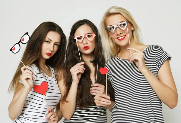 Drie meisjes beste vrienden klaar voor feest — Stockfoto