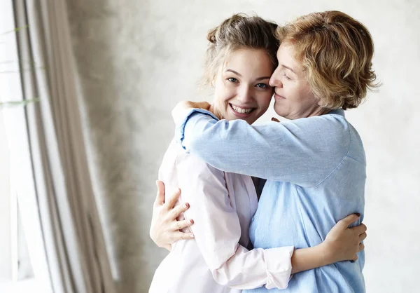 Mutterschaft Weiblichkeit Konzept. Zarte sanfte liebenswert süße Mutter und schöne Tochter. — Stockfoto