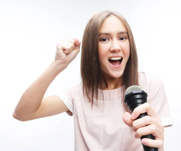 Bela mulher elegante cantando karaoke — Fotografia de Stock