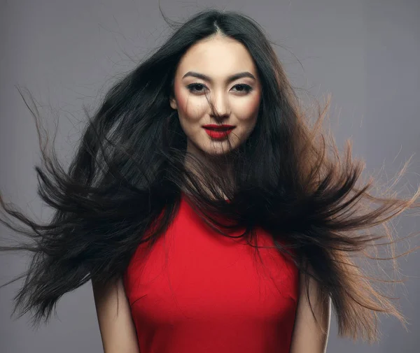 Style de vie et concept de personnes - Jeune belle femme asiatique portant une robe rouge — Photo